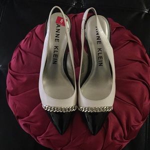 Sz 8 Anne Klein Black/Cream Cap Toe High Heels